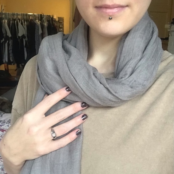 Soft grey scarf with tassels - Picture 3 of 4